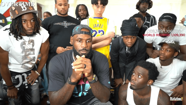 尚融 詹姆斯缺席训练现身网红直播间! 壕送20万手表 三分13中2称篮筐太歪